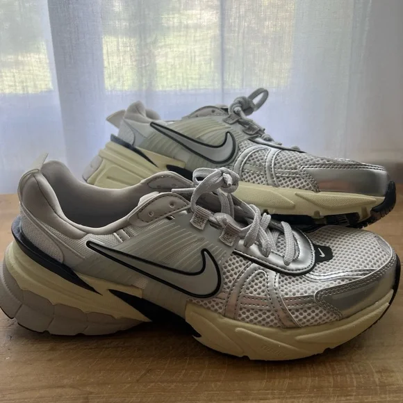 Nike V2K Run Summit White/Metallic Silver New Womens